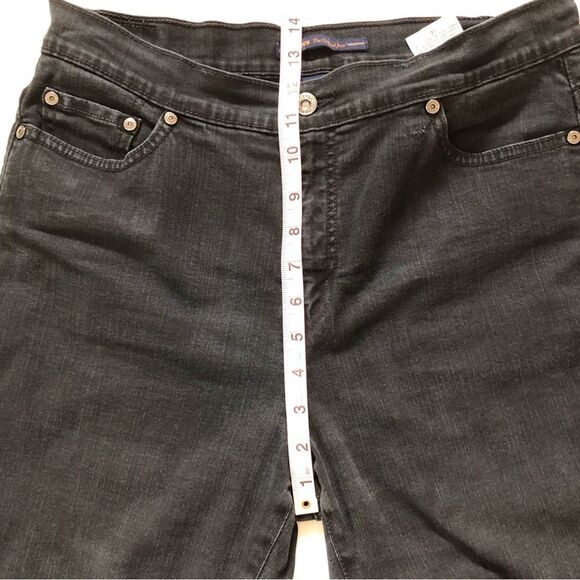 Levi’s Black Jeans with Detailing on the Back Pockets - Picture 10 of 10